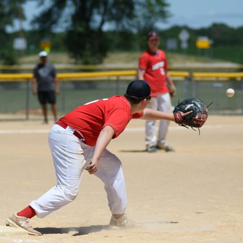 youth-travel-baseball-first-base